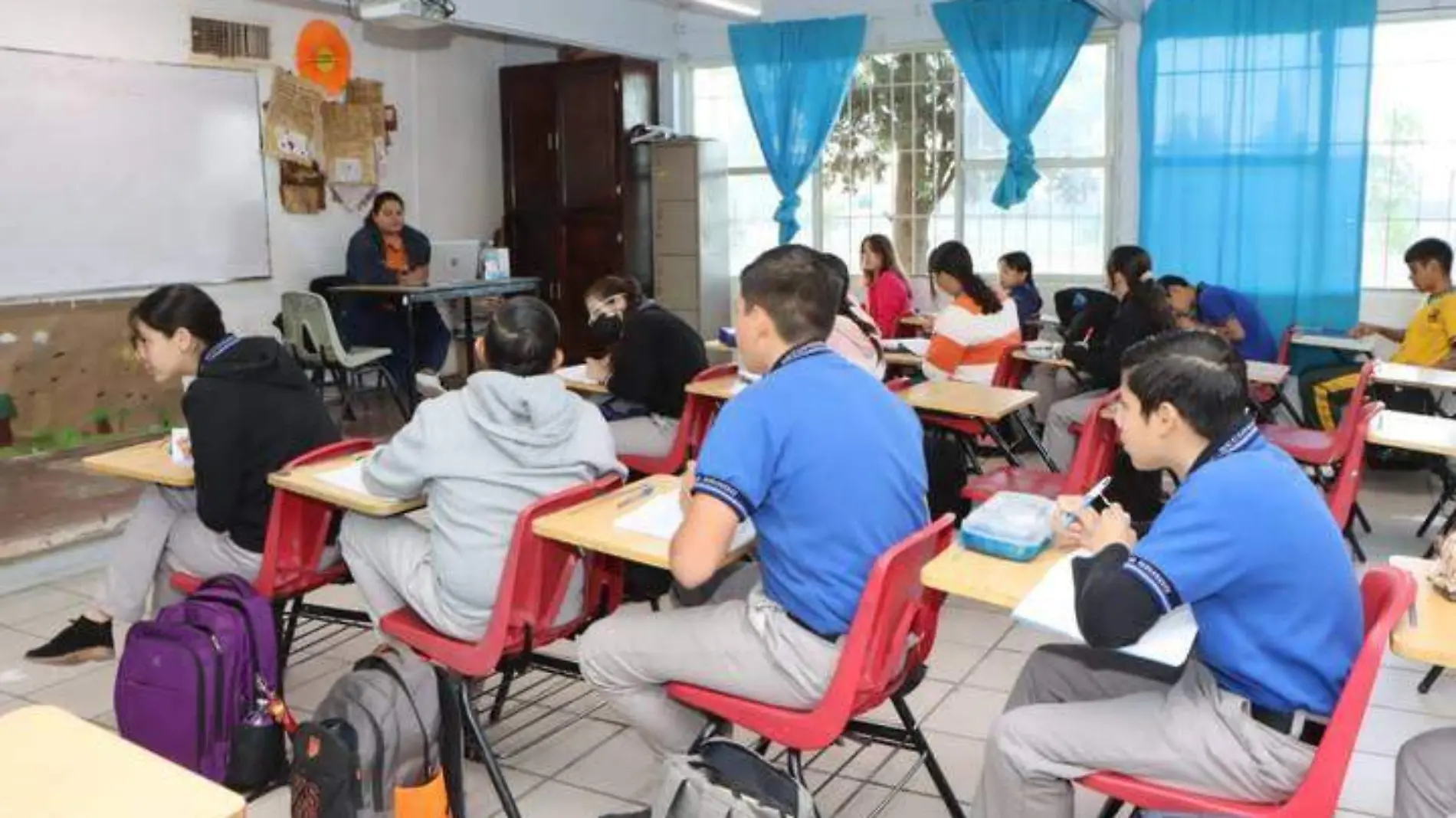 salón de clases alumnos estudiantes